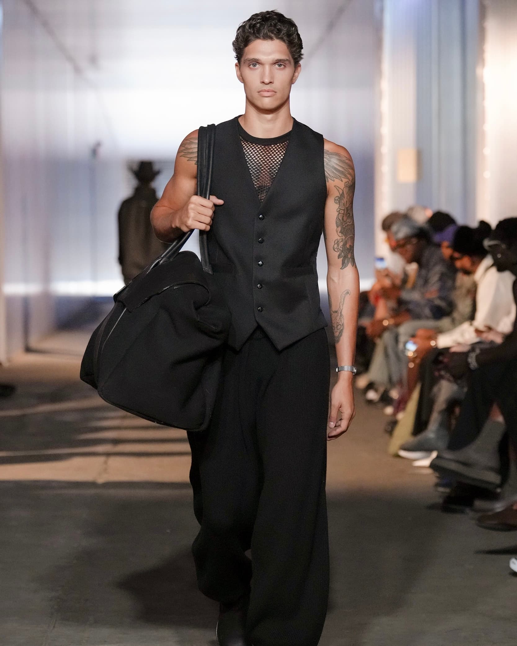 Runway - all black